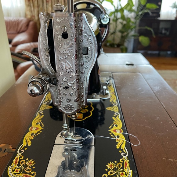 Sewing Machine - Picture 3 of 11